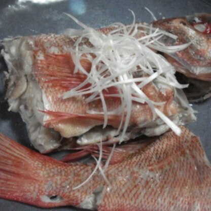 釧路産赤魚お頭付きで。
大きすぎて鍋に入らずカットして煮ました。
美味しい味付けです。
我が家の好みにぴったり♪